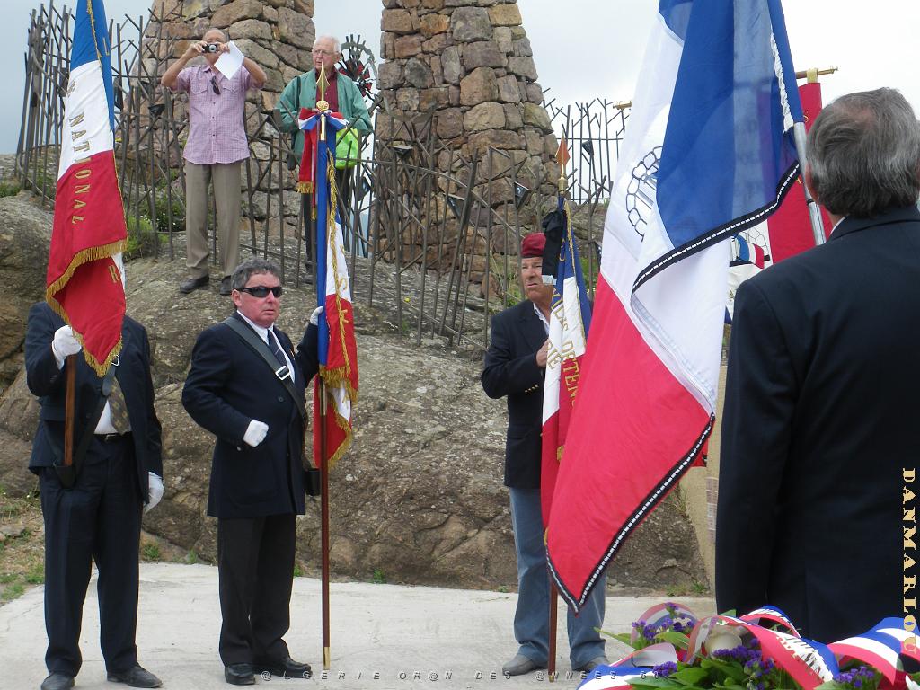 THEOULE SUR MER 13 MAI 2011 (7) DEPOT DE FLEURS.JPG